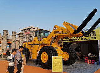 Le plus grand chargeur de chariots élévateurs au monde présenté au salon international de la pierre en Chine (Nanan) Shuitou